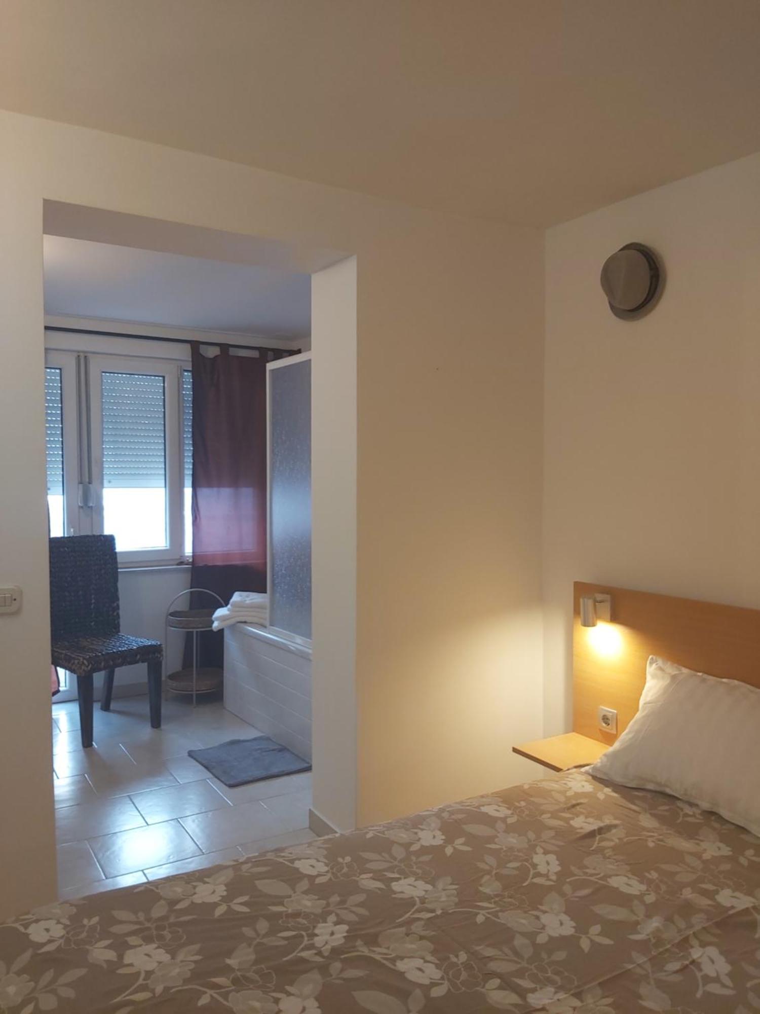 Apartman Luce With Shared Pool Zadar Dış mekan fotoğraf